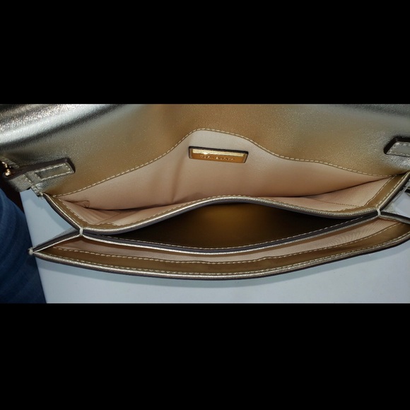 HOST PICK 🎉🎊Tory Burch Savannah Clutch in Gold new with tags. Rare! - Picture 9 of 10